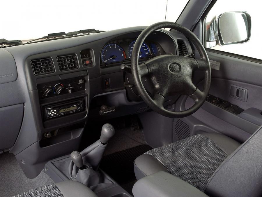  Toyota Hilux 2700i Raider Double Cab 2001 года  (ZA) (фото 3 из 9)